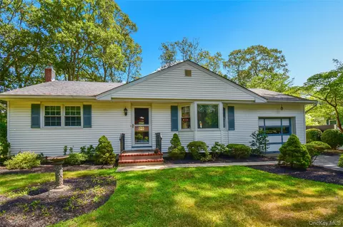 41 Marbeth Cir, Miller Place, NY 11764