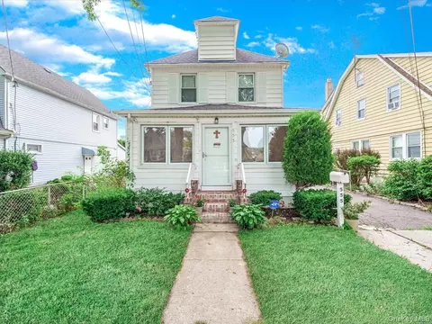555 N 1 St, North Hempstead, NY 11040