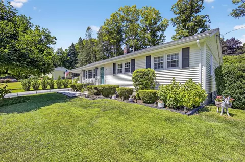 6 Peters Rd, Hopewell Junction, NY 12533