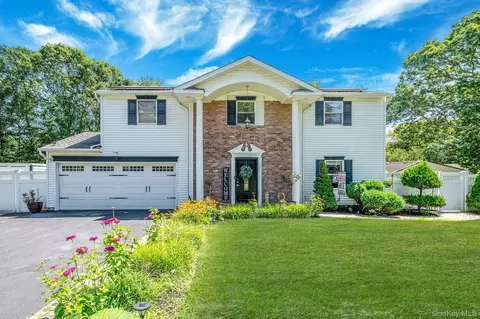 23 Woodbine St, Coram, NY 11727