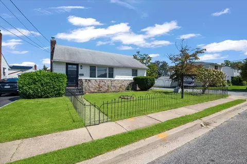 7 Prose St, Hicksville, NY 11801