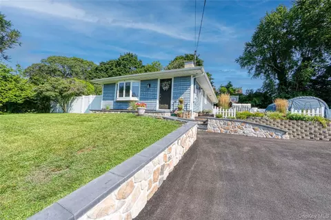 37 Wyandotte St, Selden, NY 11784