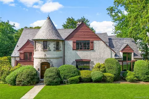 49 Carleon Ave, Larchmont, NY 10538