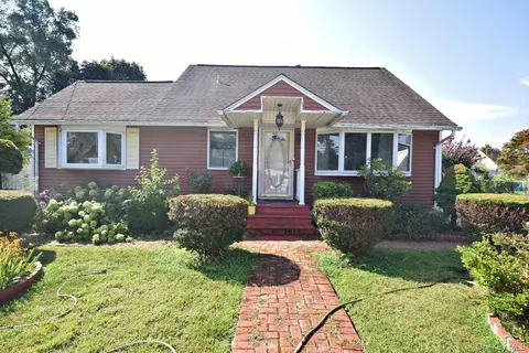14 E Walnut St, Central Islip, NY 11722