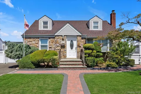 2573 7th Ave, East Meadow, NY 11554
