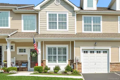 162 Halley Dr, Patchogue, NY 11772