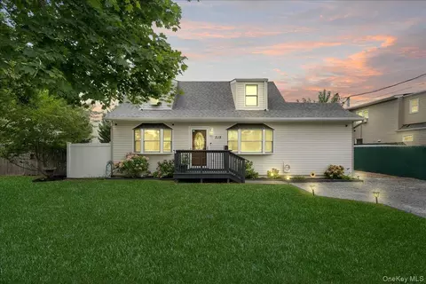 215 Hawkins Blvd, Copiague, NY 11726