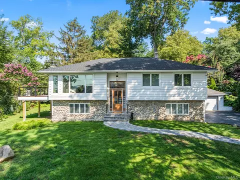 14 Tudor Dr, Northport, NY 11768