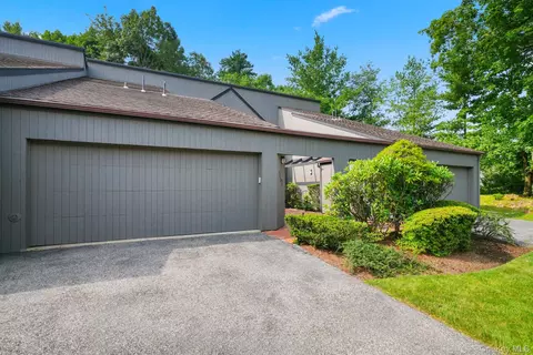 160 Stone Oaks Dr, Greenburgh, NY 10530