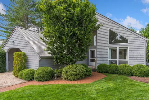 30 Huckleberry Ln, East Hampton, NY 11937
