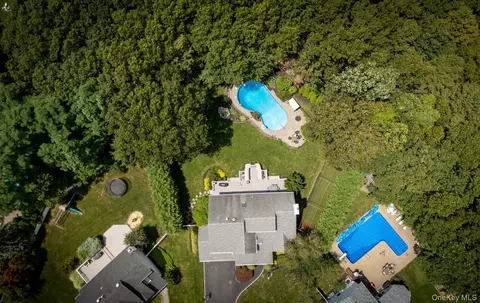 5 Cameron Ct, Commack, NY 11725