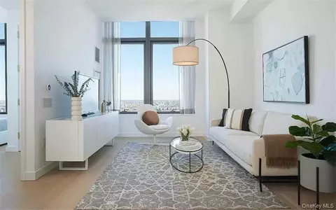 3 Court Sq #6104, New York, NY 11101