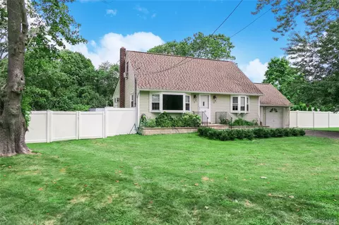 115 Hedges Rd, Brookhaven, NY 11772
