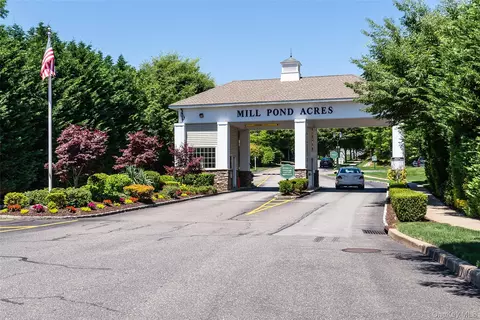 106 Pond View Dr, North Hempstead, NY 11050