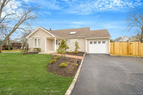 2 Bay Pl, Islip, NY 11751