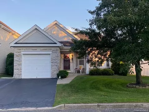 8 Ariel Dr, Middle Island, NY 11953