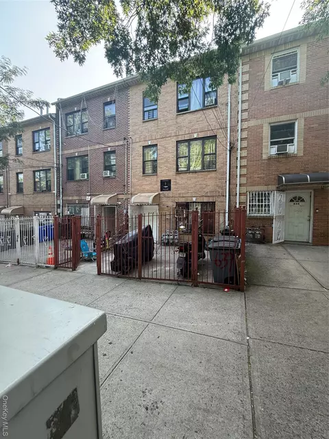 637 Barretto St, New York, NY 10474