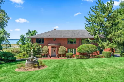 22 Messenger Ln, North Hempstead, NY 11050