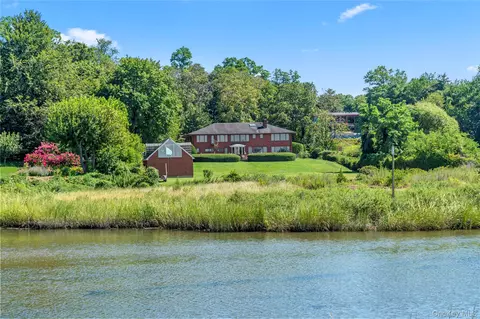 22 Messenger Ln, North Hempstead, NY 11050