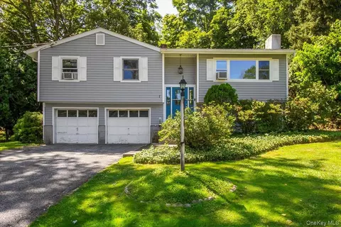 1 Emerald Ln, Mahopac, NY 10541