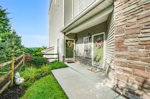 1721 Hawthorn Way, New Windsor, NY 12553
