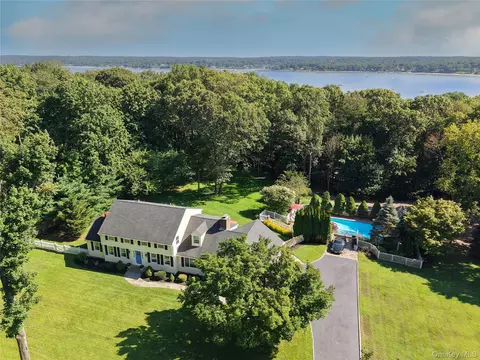 2 Hawk Dr, Huntington, NY 11743