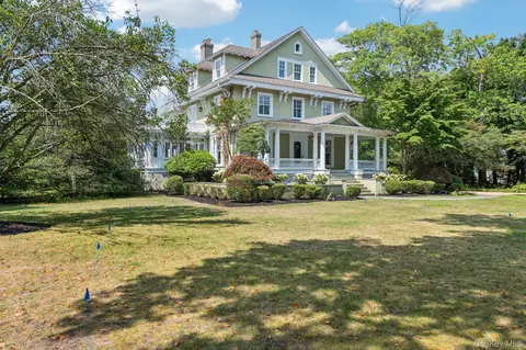 90 Thompson Ave, Babylon, NY 11702