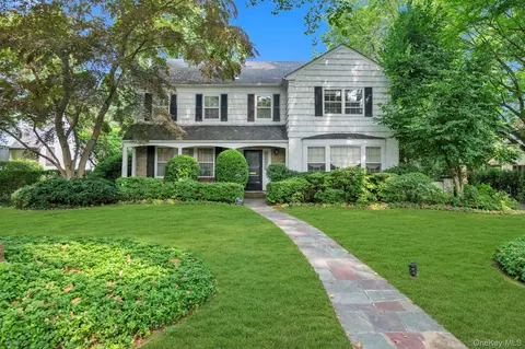 215 Melbourne Rd, North Hempstead, NY 11021