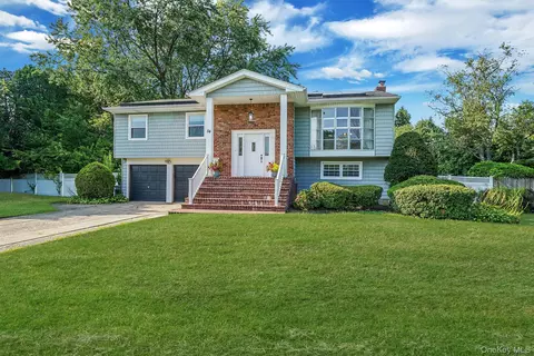 54 Peppermint Rd, Commack, NY 11725