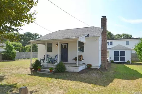 3 Mineola Ct, Hampton Bays, NY 11946