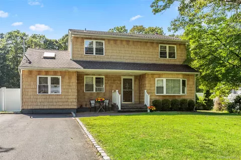 36 Garden Ct, Ronkonkoma, NY 11779