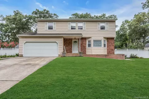 10 Elan Ln, Ronkonkoma, NY 11779