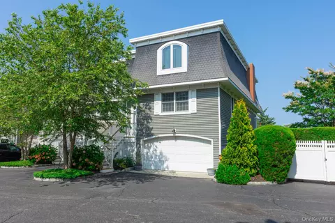 22 Salt Mdw #22, Babylon, NY 11702