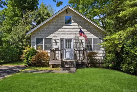 26 Garfield Ave, East Islip, NY 11730