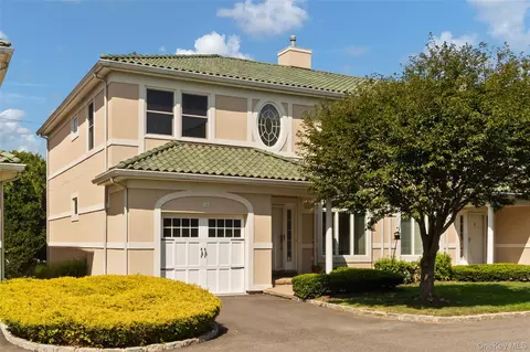 16 Villa Prom Prom, Bay Shore, NY 11706