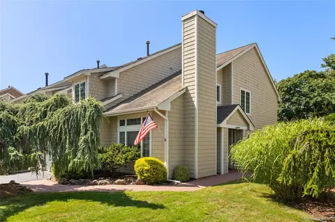 21 Oakmont Ln, Bay Shore, NY 11706