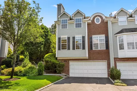 93 Paddington Cir, Smithtown, NY 11787