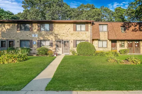 185 Newbrook #185, Bay Shore, NY 11706