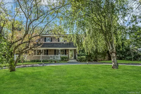 142 Maplewood Rd, Huntington Station, NY 11746