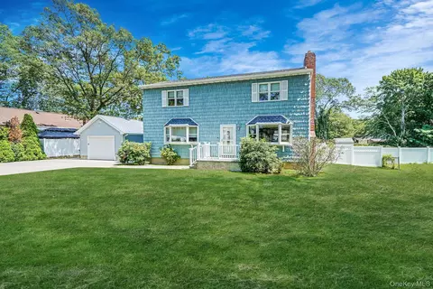 221 Magnolia Dr, Selden, NY 11784