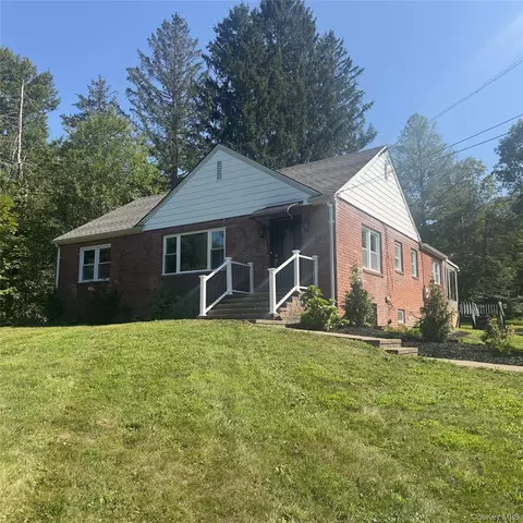 244 Overlook Rd, Poughkeepsie, NY 12603