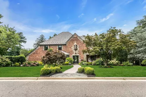 57 Aldershot Ln, North Hempstead, NY 11030