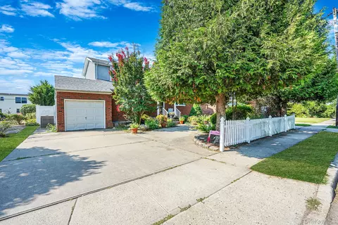 27 Westbury Ave, Plainview, NY 11803