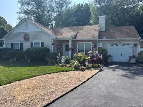 11 Segal Ave, Riverhead, NY 11901