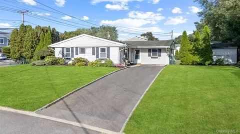 1 Debbie Ln, Patchogue, NY 11772