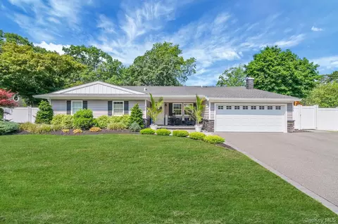 10 Woodbine St, Coram, NY 11727