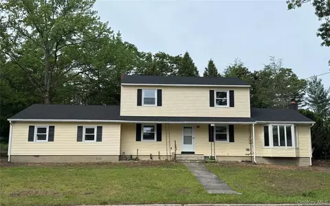 332 Browns Rd, Nesconset, NY 11767