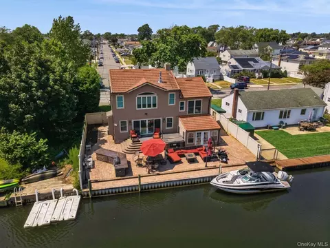 45 Inlet Dr, Lindenhurst, NY 11757