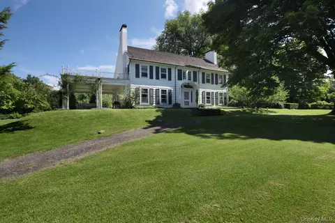 30 Dewey Ln, Pawling, NY 12564