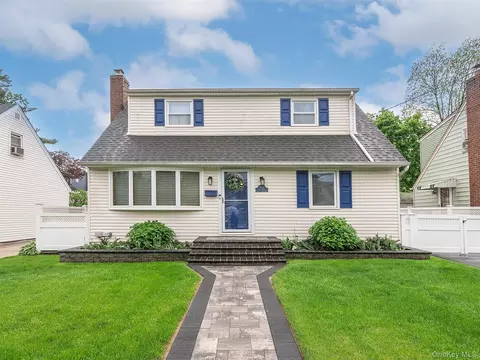 114 Dorset Ave, North Hempstead, NY 11507